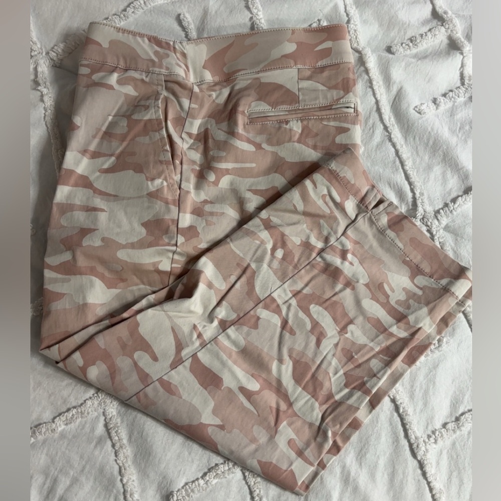Women's Pink & Cream Camouflage Capris